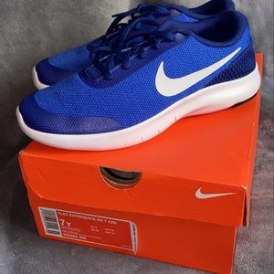 I am selling these nike shoes.